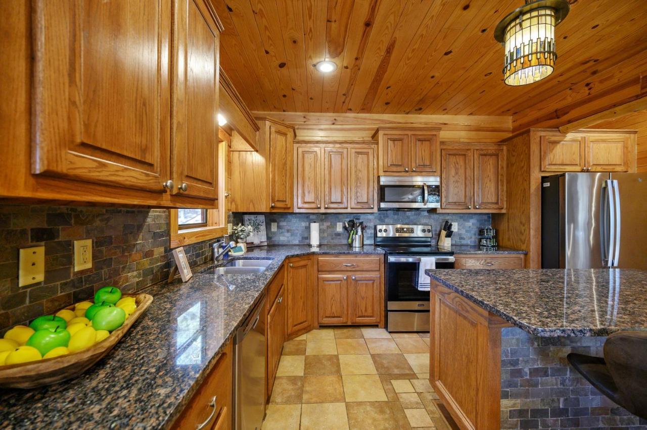The Eastwood Spacious Retreat With 4 King En-Suites - Hot Tub - Pet-Friendly - Cozy Fire Pit - Prime Location - Multi-Family Broken Bow Esterno foto