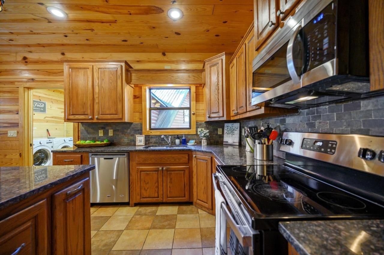 The Eastwood Spacious Retreat With 4 King En-Suites - Hot Tub - Pet-Friendly - Cozy Fire Pit - Prime Location - Multi-Family Broken Bow Esterno foto