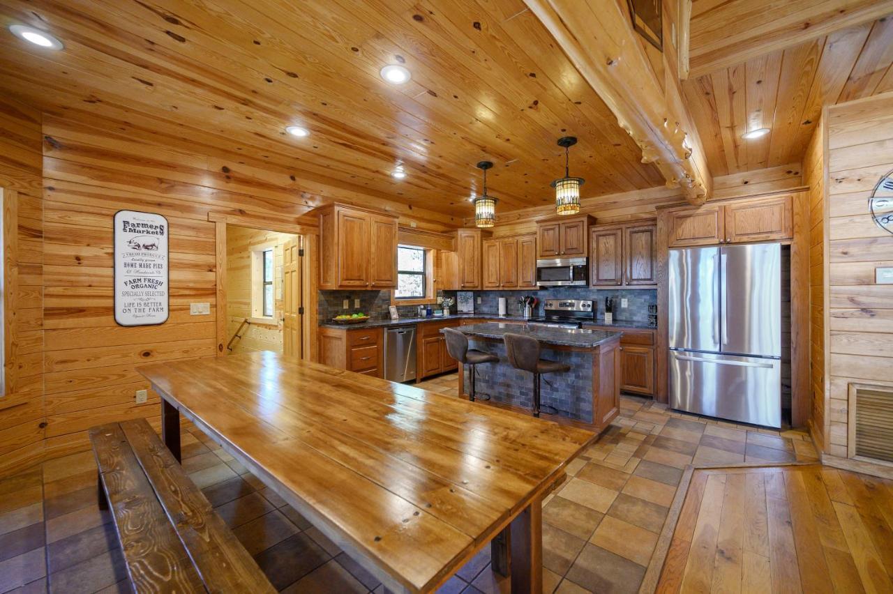 The Eastwood Spacious Retreat With 4 King En-Suites - Hot Tub - Pet-Friendly - Cozy Fire Pit - Prime Location - Multi-Family Broken Bow Esterno foto