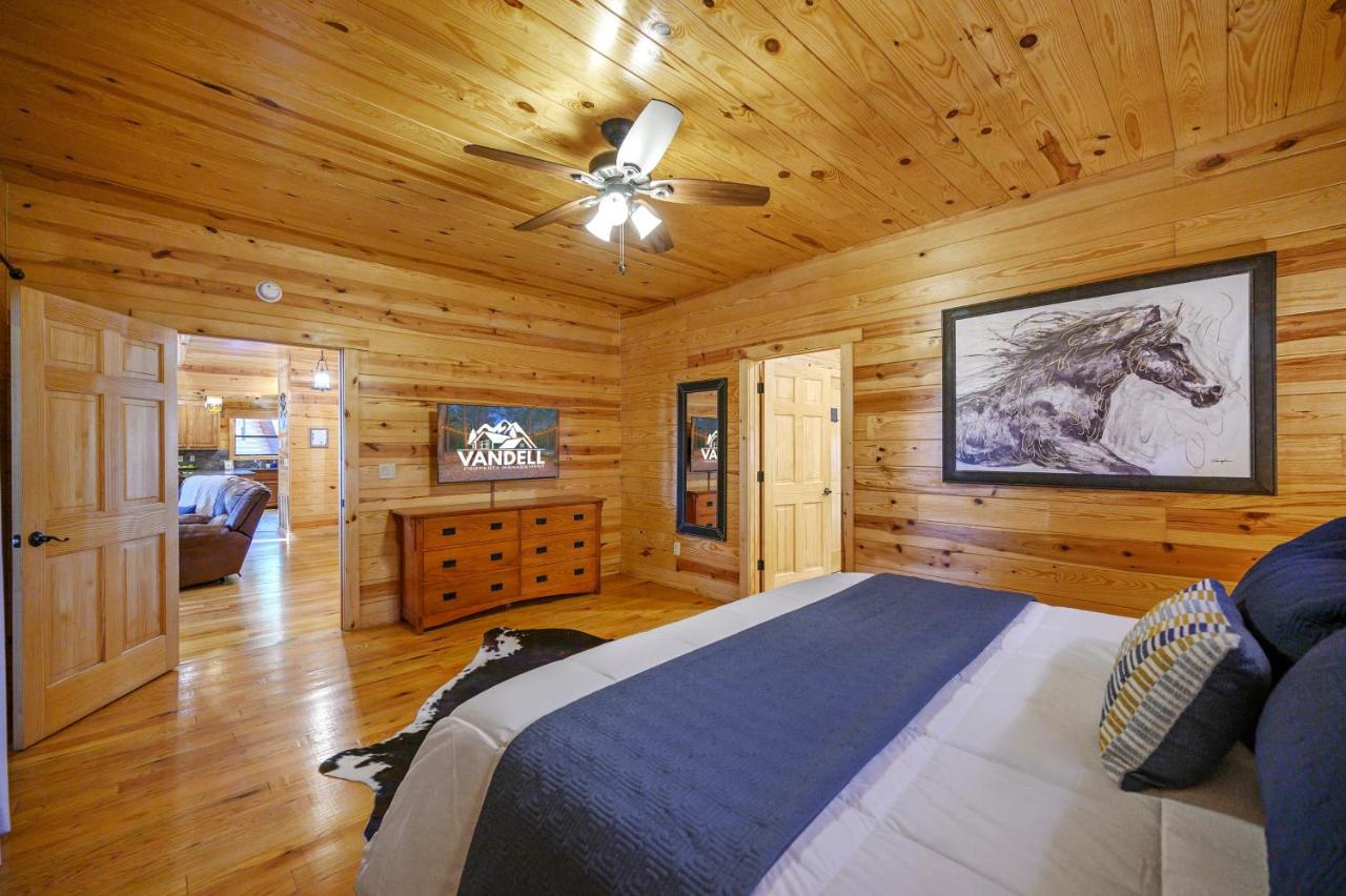 The Eastwood Spacious Retreat With 4 King En-Suites - Hot Tub - Pet-Friendly - Cozy Fire Pit - Prime Location - Multi-Family Broken Bow Esterno foto