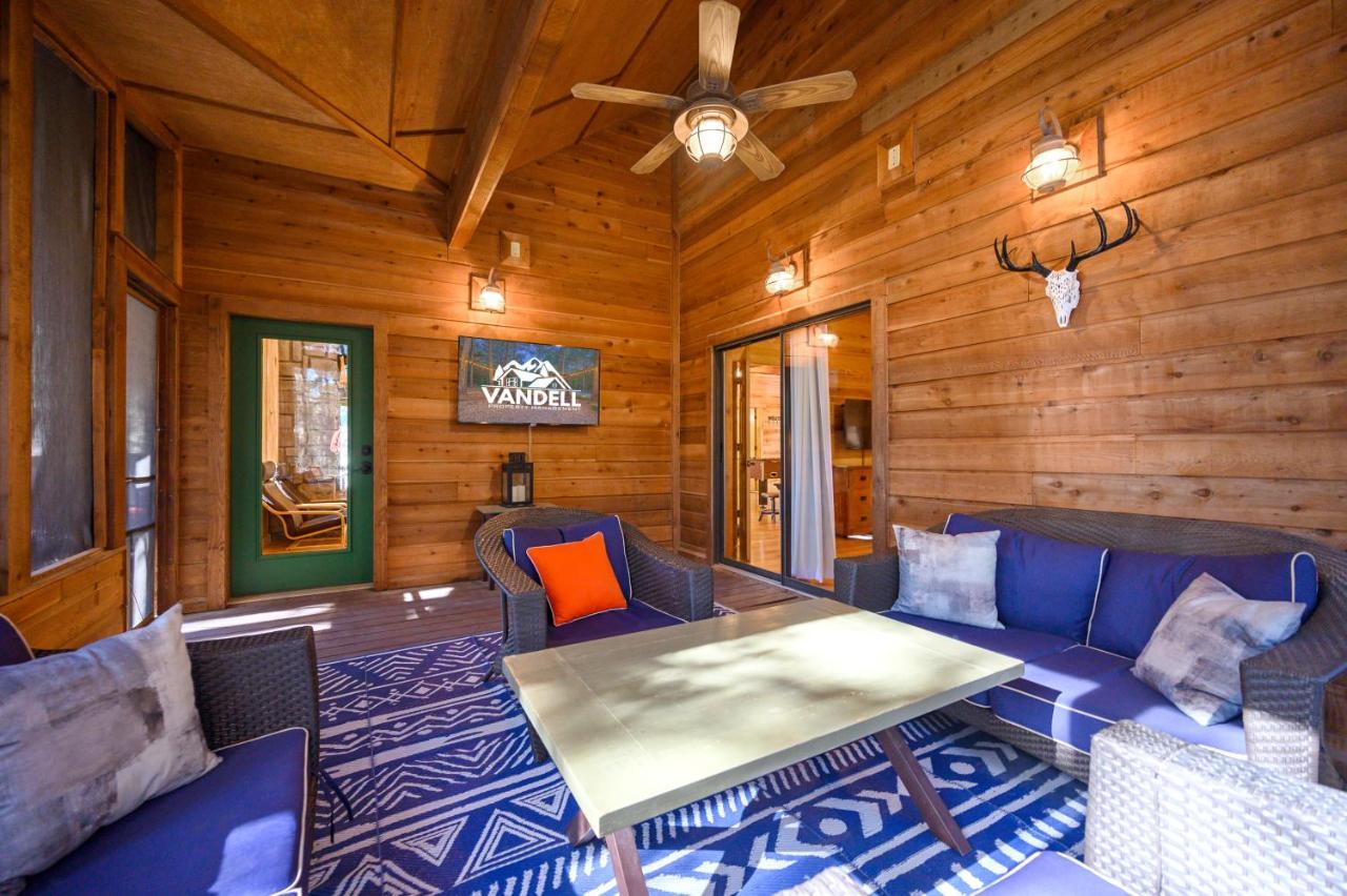 The Eastwood Spacious Retreat With 4 King En-Suites - Hot Tub - Pet-Friendly - Cozy Fire Pit - Prime Location - Multi-Family Broken Bow Esterno foto