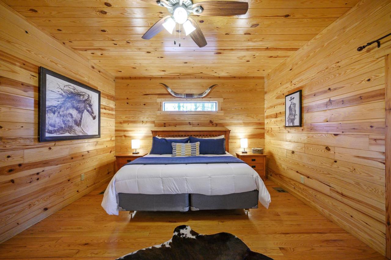 The Eastwood Spacious Retreat With 4 King En-Suites - Hot Tub - Pet-Friendly - Cozy Fire Pit - Prime Location - Multi-Family Broken Bow Esterno foto