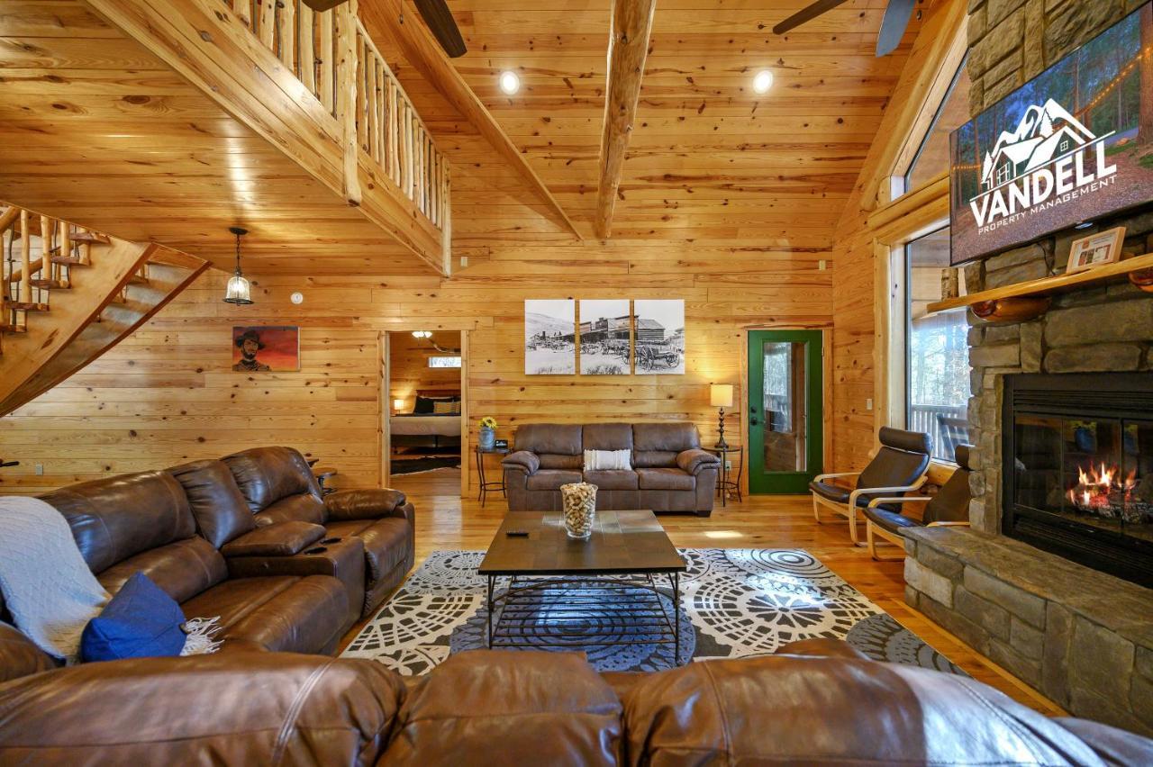 The Eastwood Spacious Retreat With 4 King En-Suites - Hot Tub - Pet-Friendly - Cozy Fire Pit - Prime Location - Multi-Family Broken Bow Esterno foto