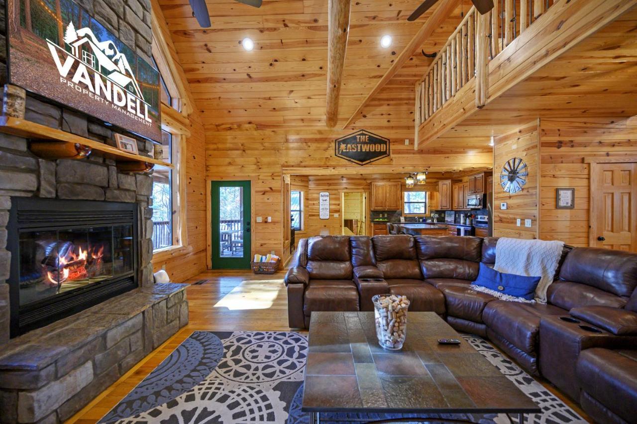 The Eastwood Spacious Retreat With 4 King En-Suites - Hot Tub - Pet-Friendly - Cozy Fire Pit - Prime Location - Multi-Family Broken Bow Esterno foto
