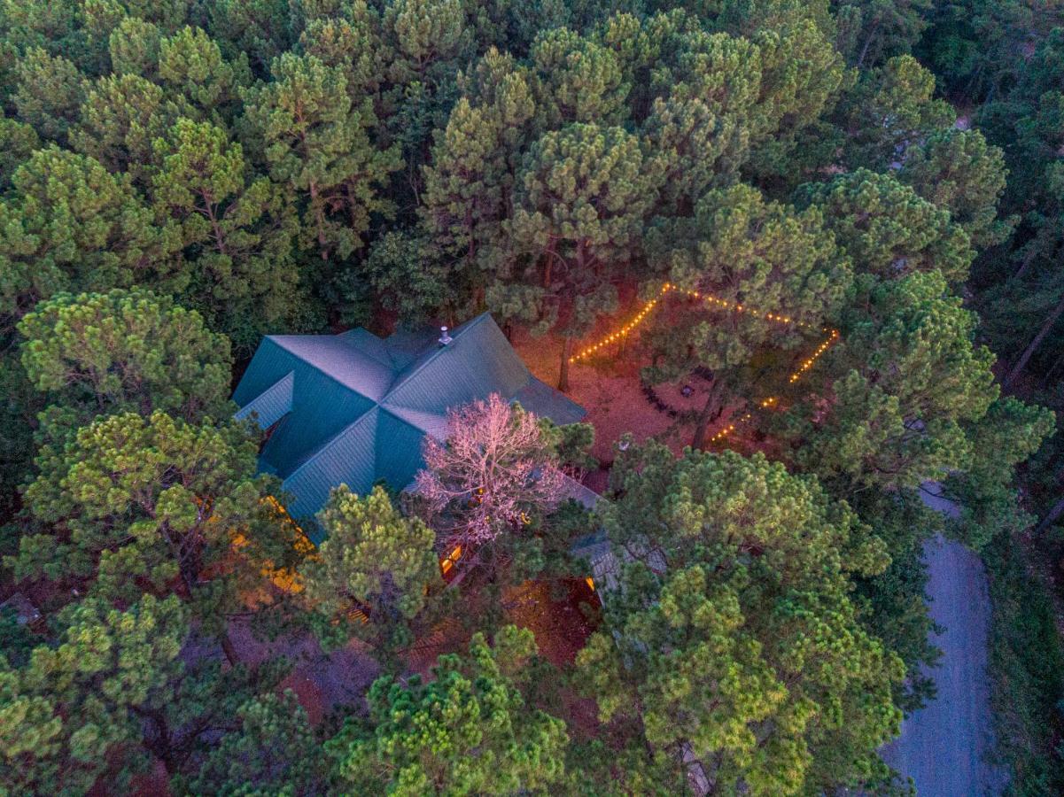 The Eastwood Spacious Retreat With 4 King En-Suites - Hot Tub - Pet-Friendly - Cozy Fire Pit - Prime Location - Multi-Family Broken Bow Esterno foto
