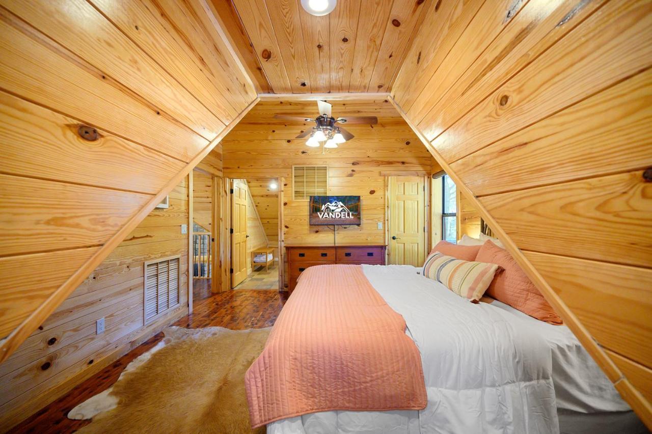 The Eastwood Spacious Retreat With 4 King En-Suites - Hot Tub - Pet-Friendly - Cozy Fire Pit - Prime Location - Multi-Family Broken Bow Esterno foto