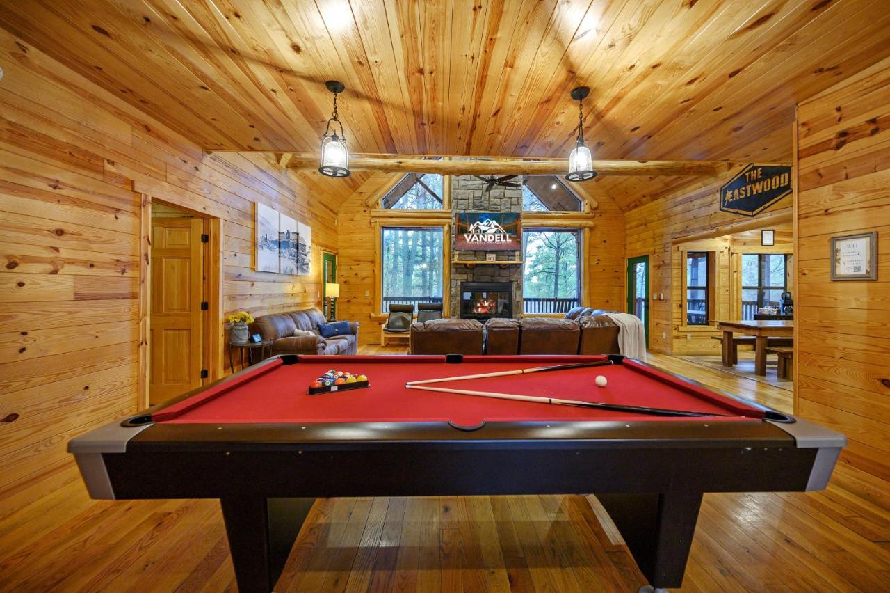The Eastwood Spacious Retreat With 4 King En-Suites - Hot Tub - Pet-Friendly - Cozy Fire Pit - Prime Location - Multi-Family Broken Bow Esterno foto